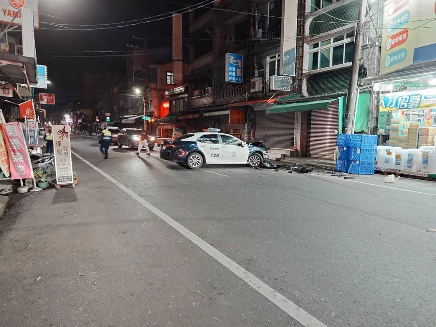 對撞警車！囂張通緝犯鬧區「躲7槍」　逃亡畫面被錄下