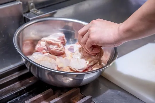 處理食材先洗雞肉、再洗菜水果？全家染「沙門氏菌」狂拉