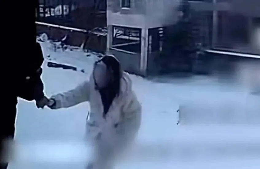 影/深夜雪地現「白衣女」？陸警嚇傻：是活人！挨凍8小時驚險救回