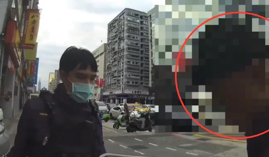 影/通緝男超商偷櫻桃可樂「採罐」　店員抓包報警逮人