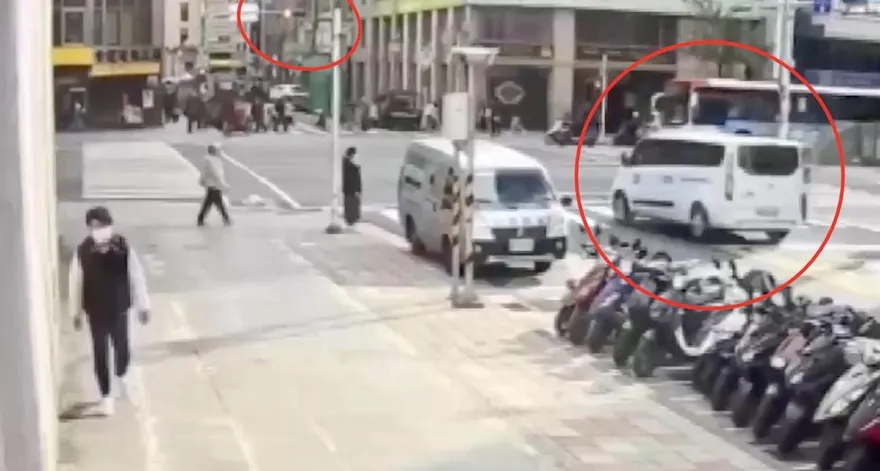 影/三立採訪車衝進彰銀釀10傷　最新畫面確認「闖紅燈」