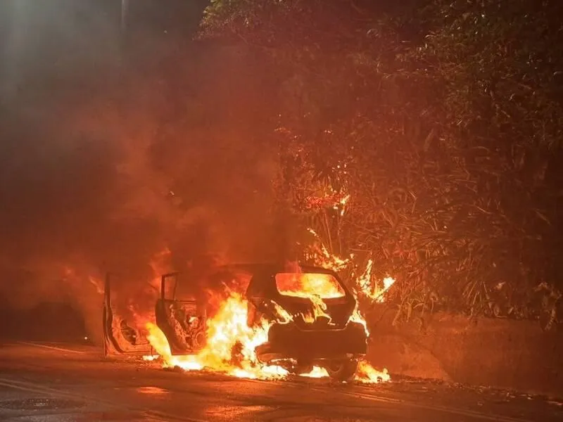 悚！基隆「車陷火海變殘骸」海巡官兵緊急拖出男女