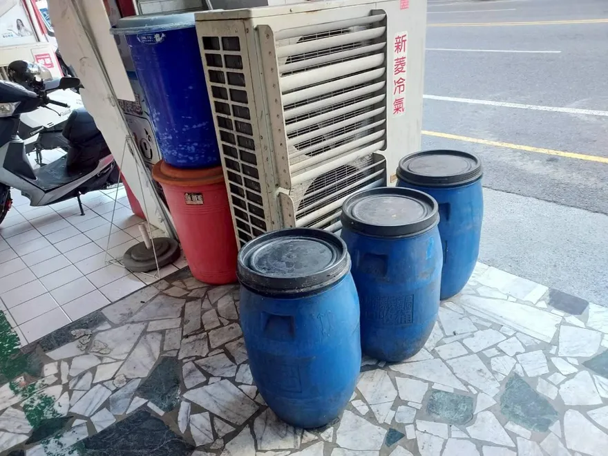 4.4星沙茶爐名店把豬肉放廚餘桶上！常客吃20年嚇傻