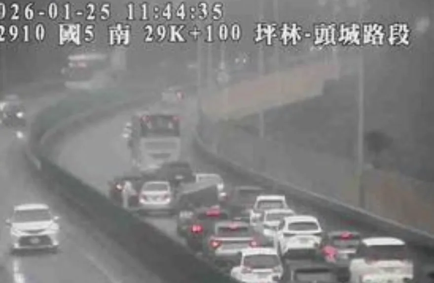 國道5號北返有狀況！「至少3車撞一團」釀回堵