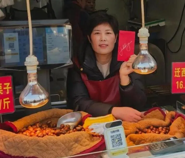 黃仁勳現身上海發「簽名紅包」！攤商驚喜揭曉金額：約2千7百元