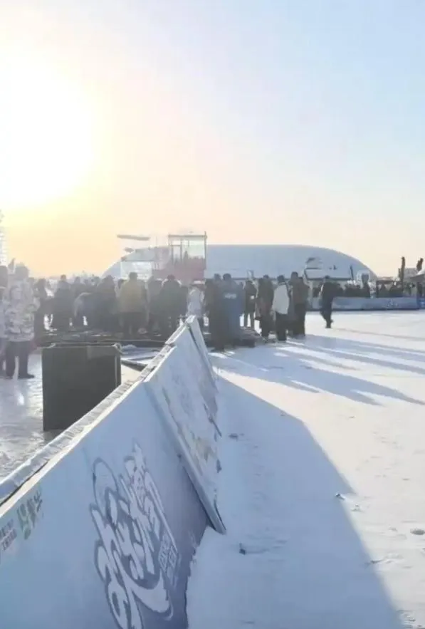 冰雪節驚魂！陸樂園「挖土機轉雪圈」甩飛7遊客　疑鐵鏈斷釀禍