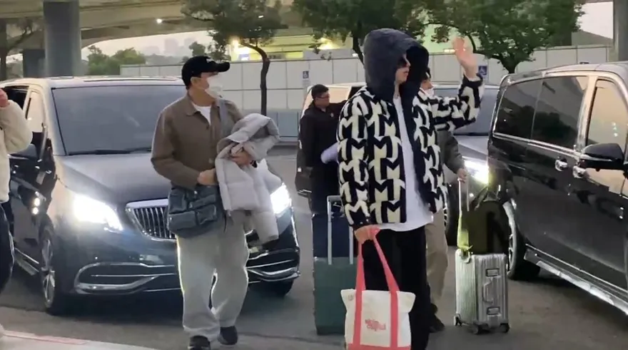 影/SJ清晨飛離台親切揮手　粉絲擠爆小港機場