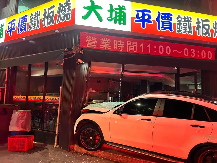 影/中壢賓士男酒駕載妹拒撿　高速撞進鐵板燒店！慘烈現場曝