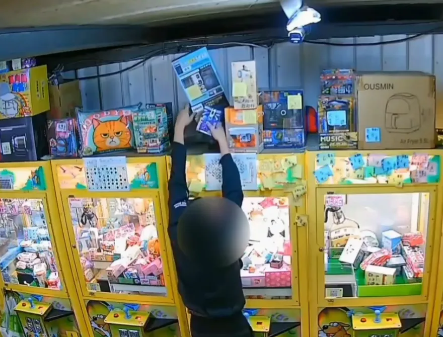 影/高雄娃娃機大盜專偷萬元「金證公仔」　早上偷、下午落網