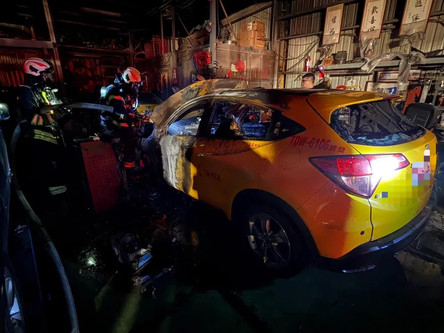 影/北市松山區「汽修廠狂燃竄火」！小黃「整輛燒毀」