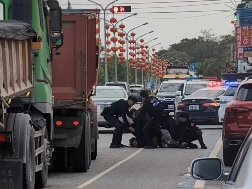 影/花蓮誇張逆子！偷母車被攔「雙手持刀械跟警對峙」