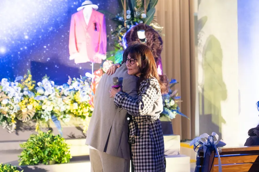 影/曹西平追思會！龍千玉淚崩擁抱小俊：謝謝四哥當我靠山