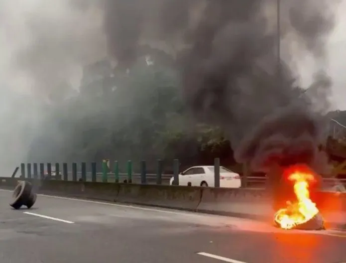 影/真的燒胎了！台62線貨櫃車「爆胎又起火」