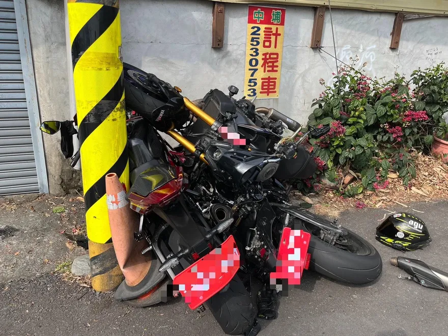 20歲紅牌重機騎士失控打滑自摔　路邊2重機遭擦撞