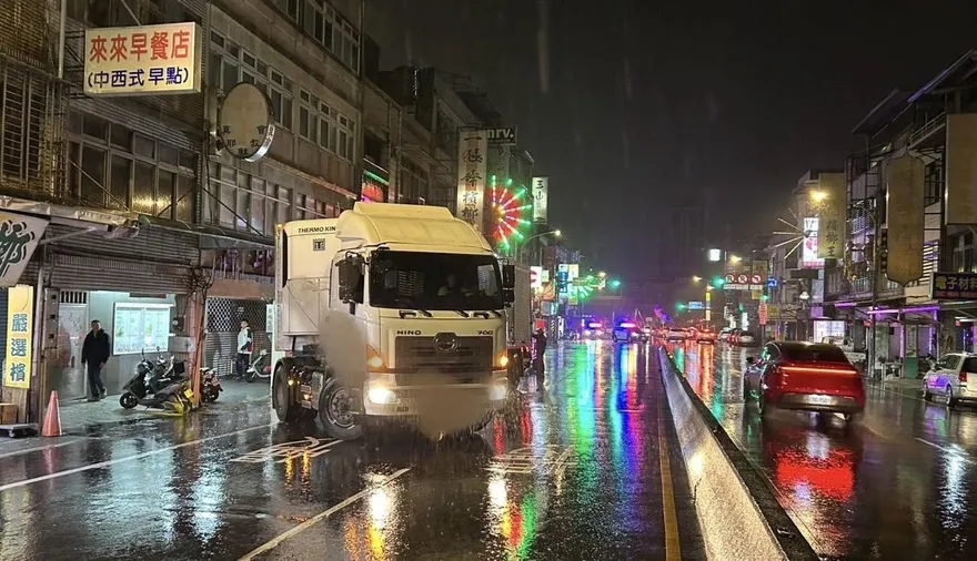 影/新北鶯歌曳引車自撞分隔島　卡路中佔2線道塞爆