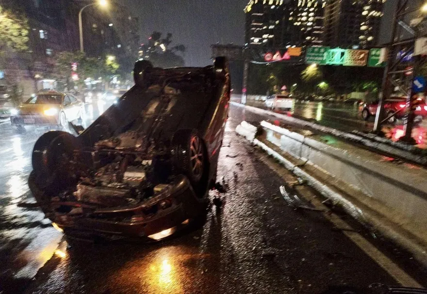 北市辛亥路自小客翻車車禍　駕駛受困送醫急救