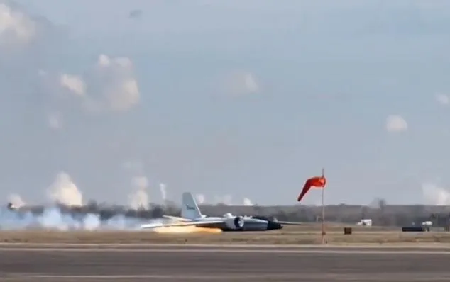 影/NASA研究機起落架故障迫降！「機腹著陸」拖出火光