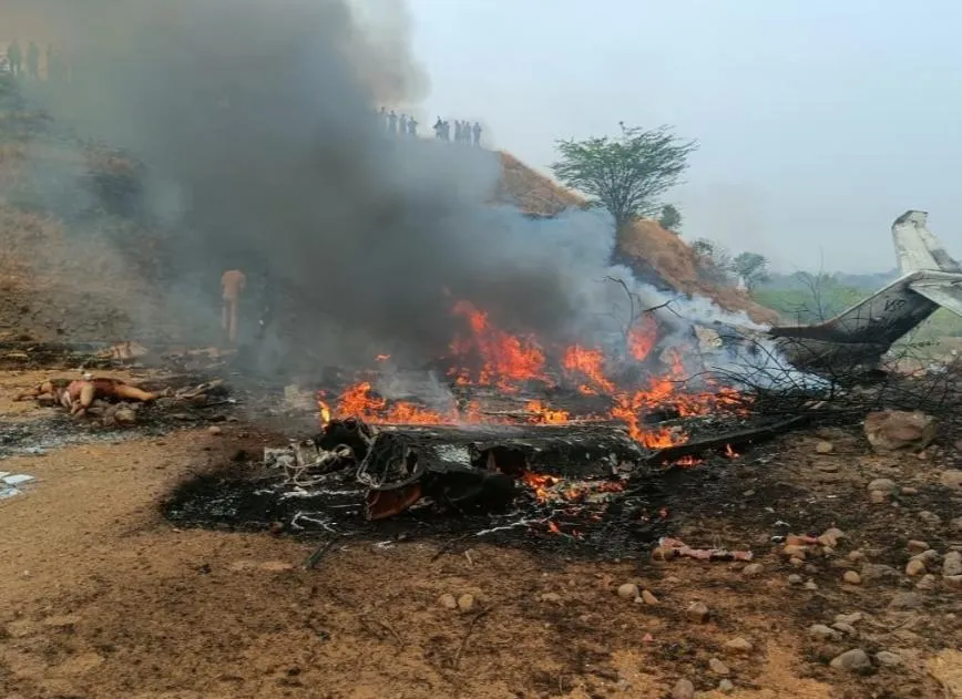 影/印度驚傳飛機墜毀！機上5人全罹難　包括66歲「政壇大咖」