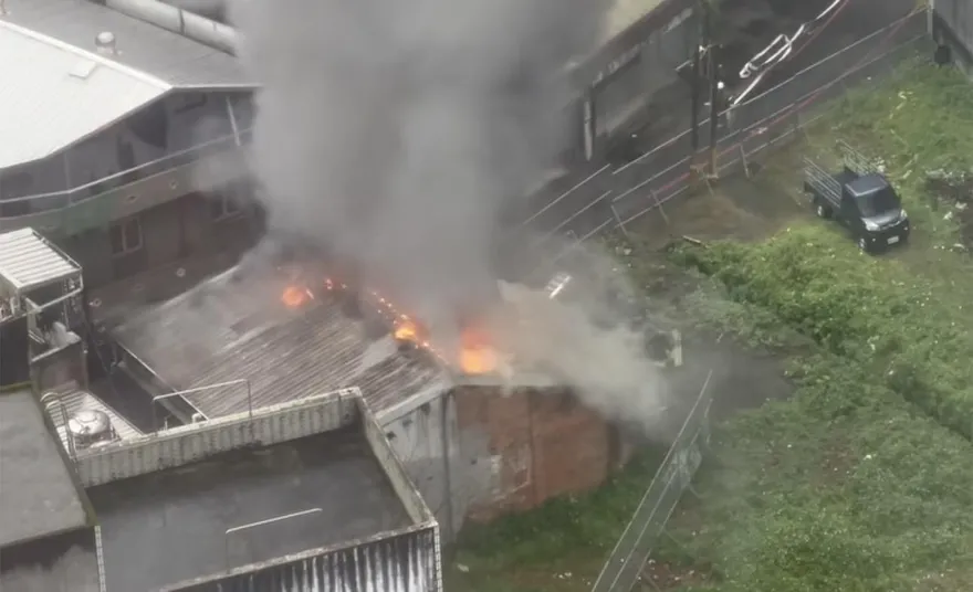 新北汐止鐵皮屋火警濃煙衝天際　警消速撲滅無人傷
