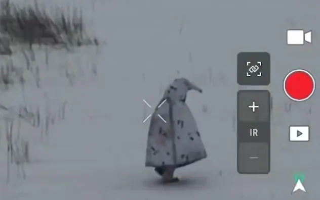 影/雪地裡假裝企鵝　俄兵穿「隱形斗篷」被無人機識破炸死