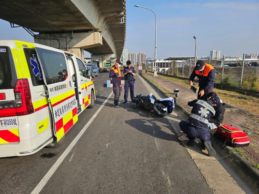 高雄鳳山驚悚車禍！2重機騎士擦撞聯結車釀1死1傷