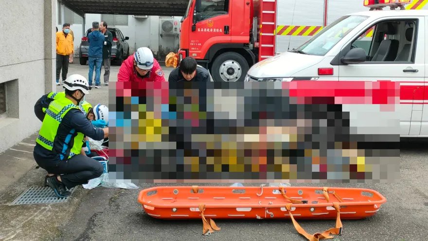 苗栗頭屋雙載機車噴摔水溝！1人掛鐵絲網　2男送醫不治
