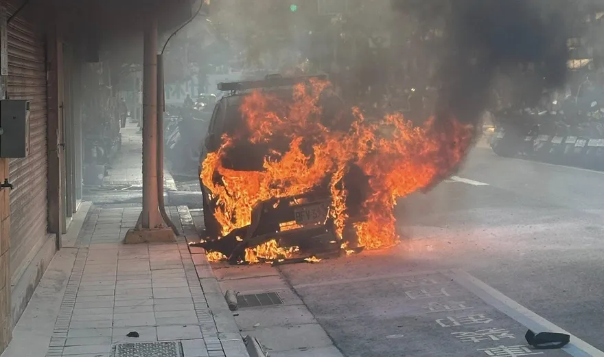 北投警車故障突起火燃燒！「整輛陷火海」驚悚畫面曝