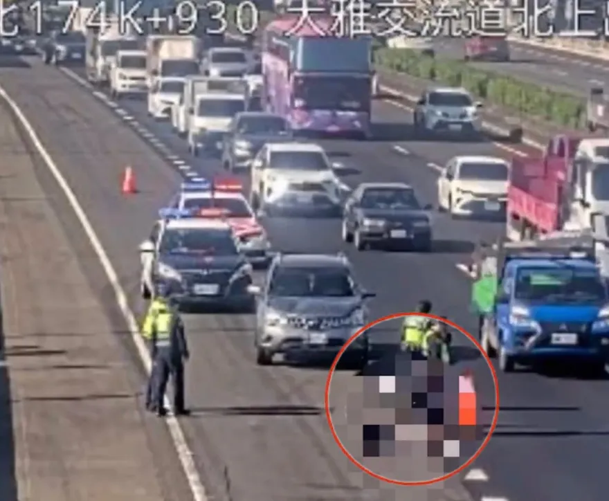 影/國1驚悚大場面！男子疑闖車道被撞擊