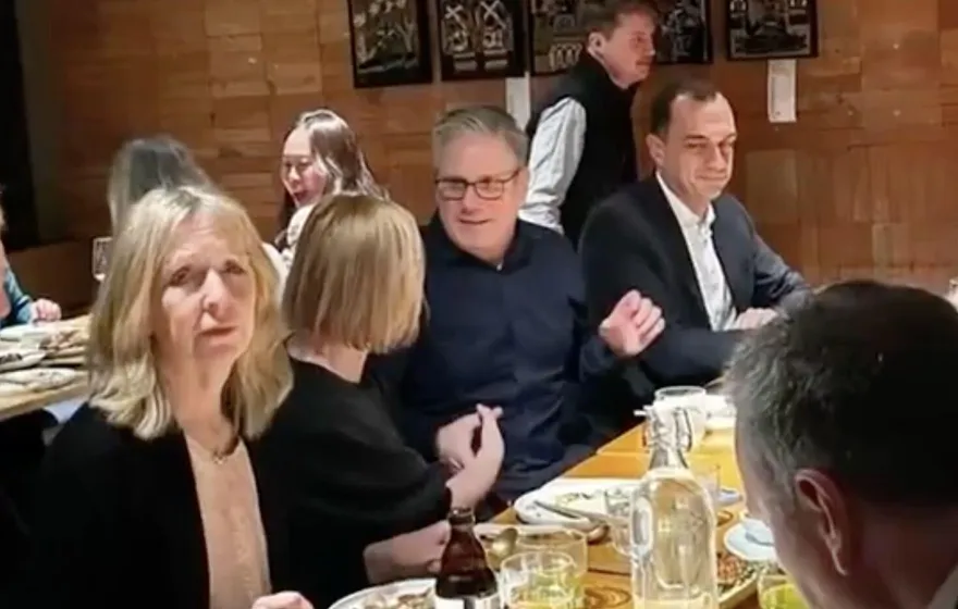 施凱爾訪陸啖雲南菜「全團用筷子」！業者：備刀叉但沒用上