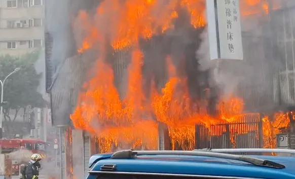 台中北屯火警！火勢猛烈煙狂竄　加油站就在旁邊