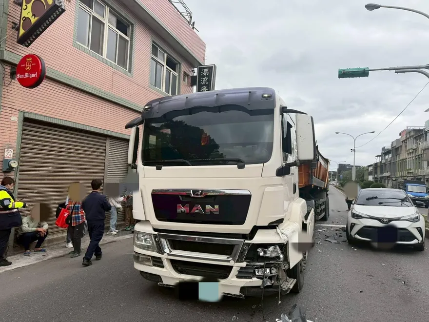 影/宜蘭驚險追撞！聯結車煞不住　從2車夾縫中竄出