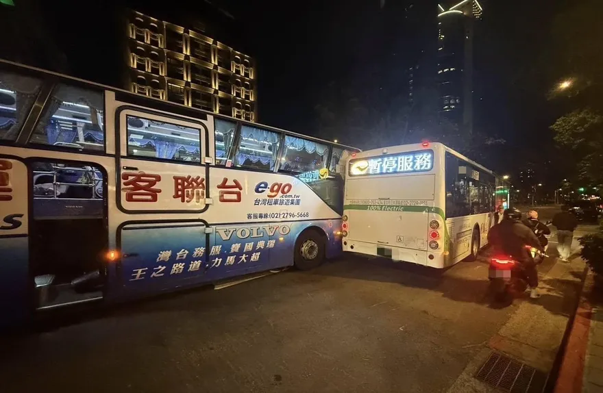 影/北市大安區公車、遊覽車追撞　2車大面積玻璃碎裂