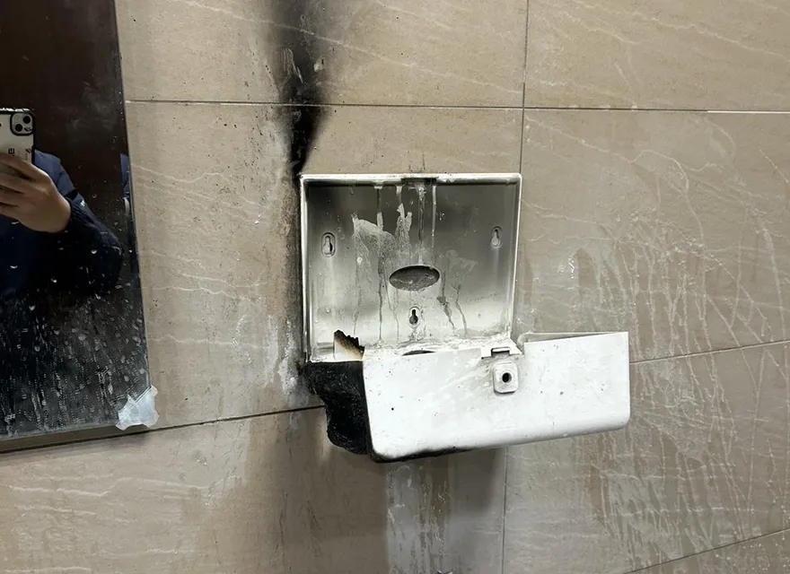 新北新店慈濟醫院急診室廁所遭縱火　警速逮1男到案