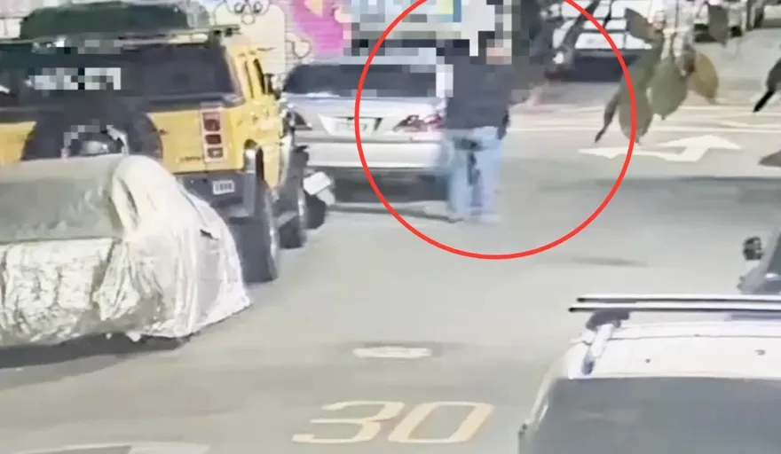 影/北市男深夜路邊亮槍比劃射擊　警逮人扣槍送辦