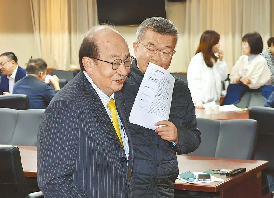 黨團權力重組！柯建銘、蔡其昌尷尬摟腰　英系6席決採一致行動！