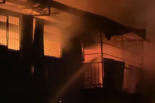 影/嘉義水上鄉鐵皮屋連坐燒！　火勢狂竄、屋主幸運逃生