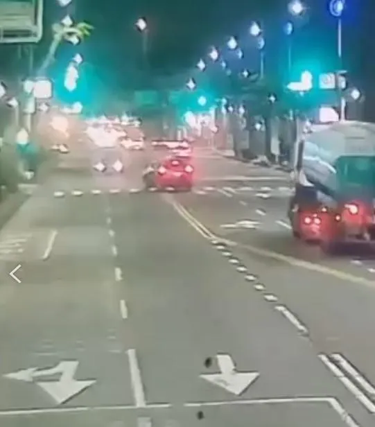 影/高雄深夜傳車禍！左轉未禮讓　租賃車猛撞車頭全毀