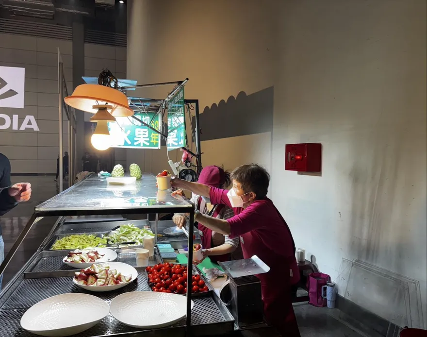 影/輝達尾牙台味十足！黃仁勳邀臨江夜市「水果阿婆」現場助陣