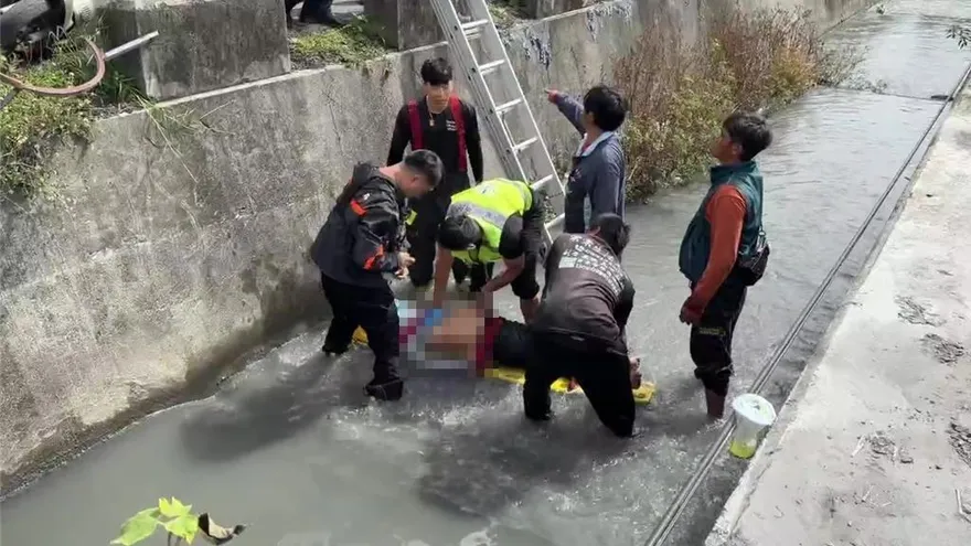 台東重慶路死亡車禍　65歲騎士撞貨車墜大排不治