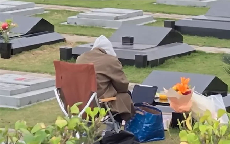 大S逝世將滿1年！ 具俊曄雨天守墓　淚喊：熙媛比我還辛苦