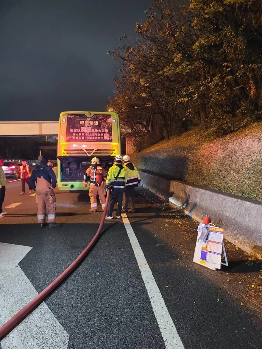 驚險！國1晚間統聯客運引擎起火　司機急疏散24名乘客
