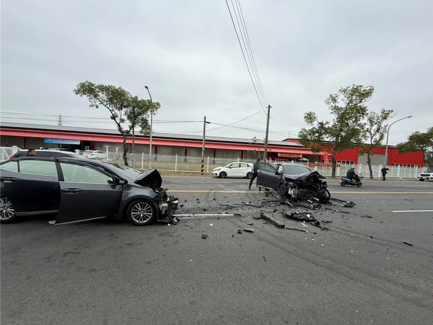 影/古坑綠色隧道休旅車「高速對撞２車頭全毀」　5人輕重傷