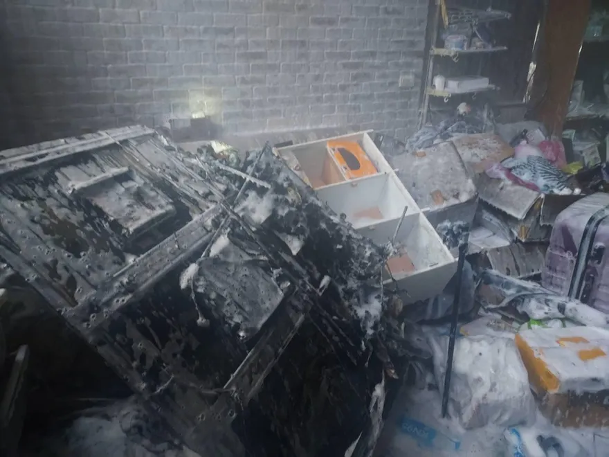 影/全台火警不斷！基隆別墅惡火竄濃煙　2人受困陽台