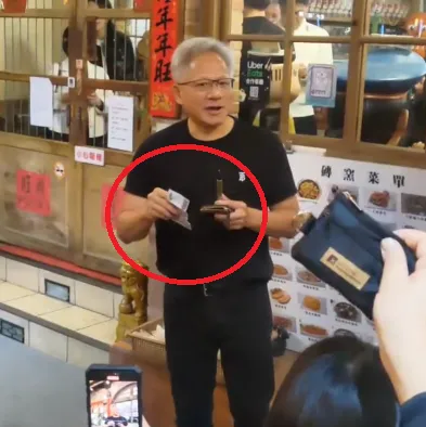 影/黃仁勳親簽錢包「下秒抽鈔票寵粉」　網嗨：只有黃爸爸能做