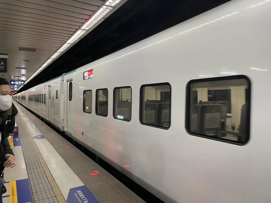 台鐵桃園站驚傳旅客跳入軌道亂跑　列車晚14分鐘啟動