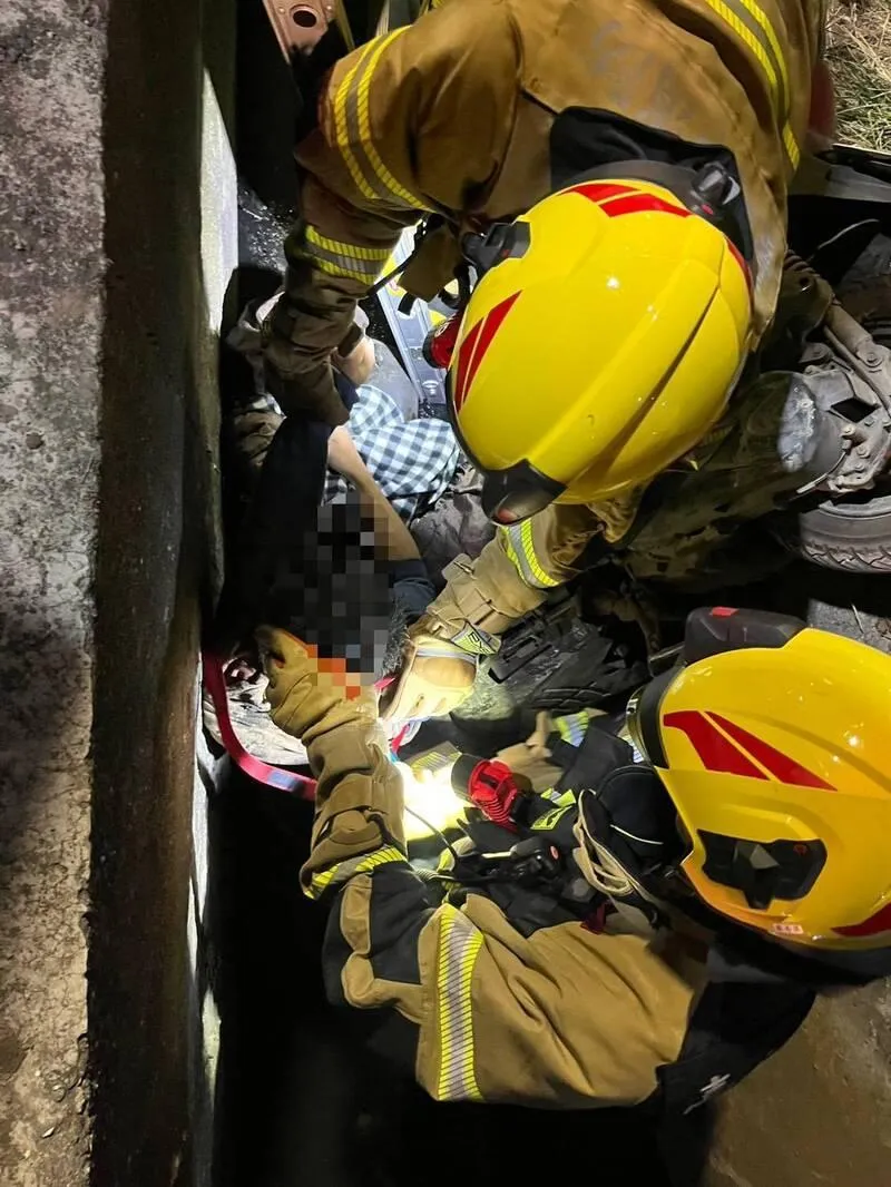 麻豆59歲男「連人帶車」摔進2米深排水溝　重創不治