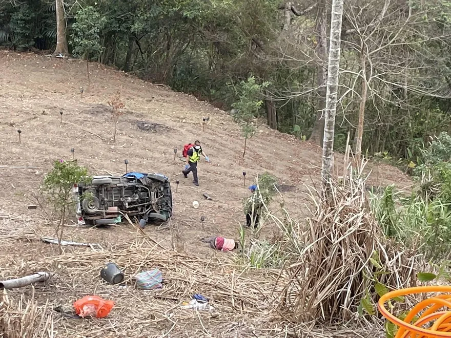 新社產業道路小貨車翻落農田　48歲男命危搶救