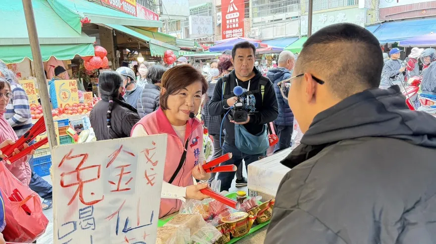 楊瓊瓔豐原市場拜票　盼女力接棒顧好基層勞工與市民
