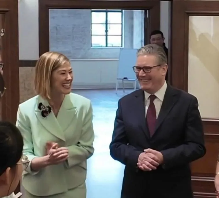 施凱爾訪滬身旁有個「她」！英女星「中文十級」登陸網熱搜