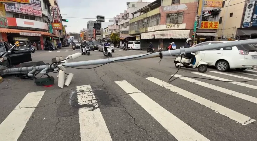 飛來橫禍！台中轎車撞倒號誌桿　72歲婦遭波及送醫